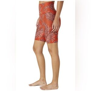 Beyond Yoga Softmark chai paprika paisley print High Waisted‎ Bike Shorts sz M